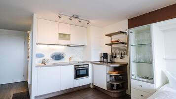 Wasserkocher mit Kaffee-/Teezubehör, Kühlschrank, Ofen, Toaster