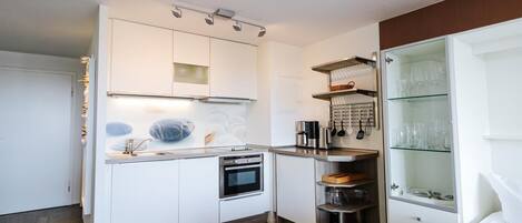 冷蔵庫、オーブン、コーヒー / ティーメーカー、トースター