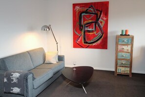 Stereo - App. Hussmann<br>Location:<br>The apartment is located on the 5th floor of an apartment building in the center of Westerland. The beach and pedestrian zones are not far away. From the balcony you can enjoy a small view of the sea. <br>Size: (Westerland)