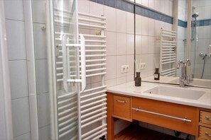 Bathroom - App. Hussmann<br>Location:<br>The apartment is located on the 5th floor of an apartment building in the center of Westerland. The beach and pedestrian zones are not far away. From the balcony you can enjoy a small view of the sea. <br>Size: (Westerland)