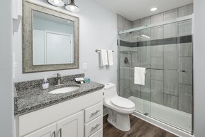 Combined shower/bathtub, hair dryer, towels - Nature Lodge - Dreamer - with Hiwassee River Access (Calhoun)
