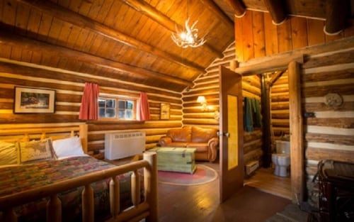Storm Mountain Lodge - Historic log cabin #1