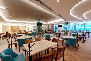 Petit déjeuner, déjeuner et dîner servis sur place, vue sur la piscine