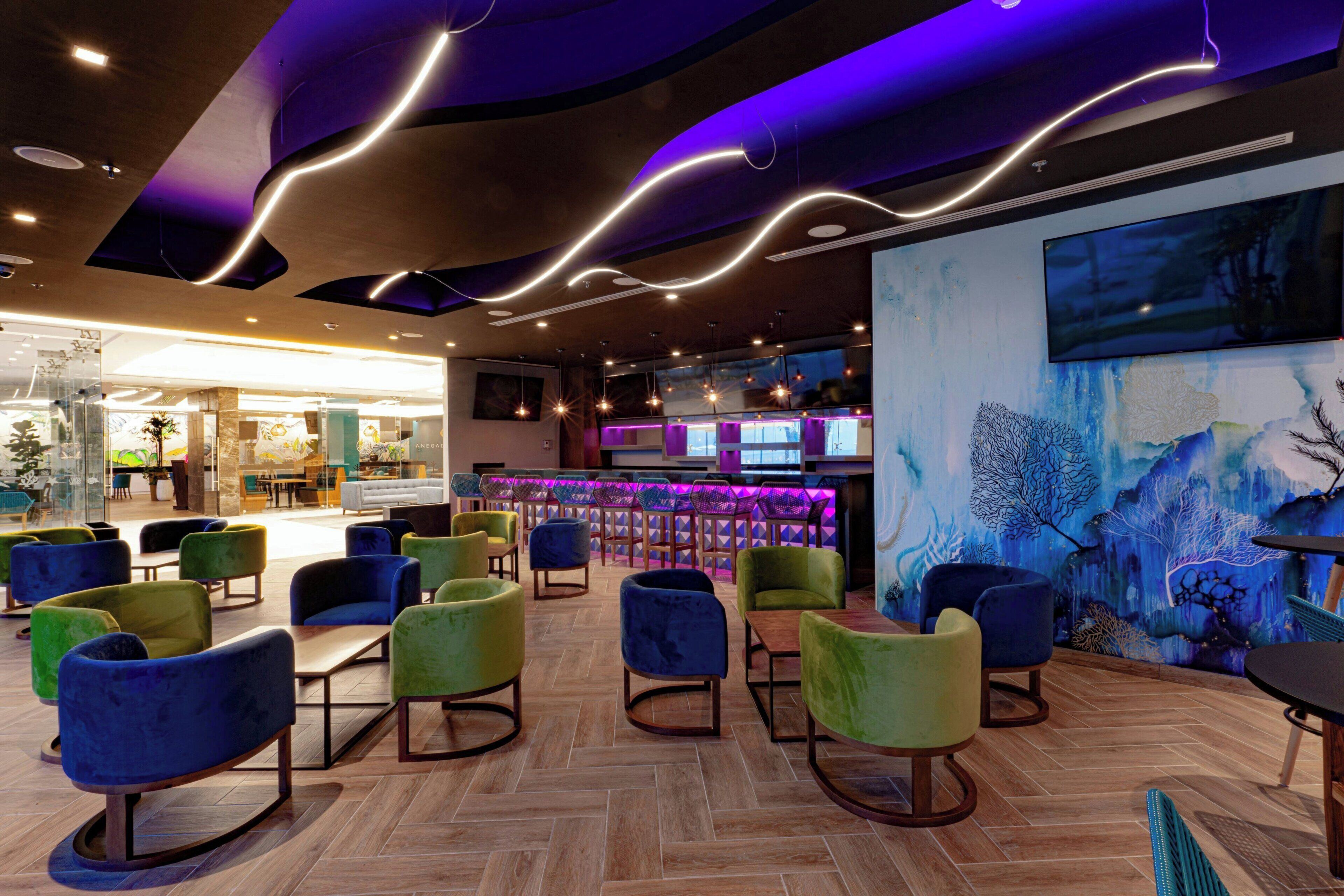 Bar sportif, vue sur la piscine, ouvert tous les jours