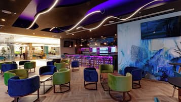 Bar sportif, vue sur la piscine, ouvert tous les jours