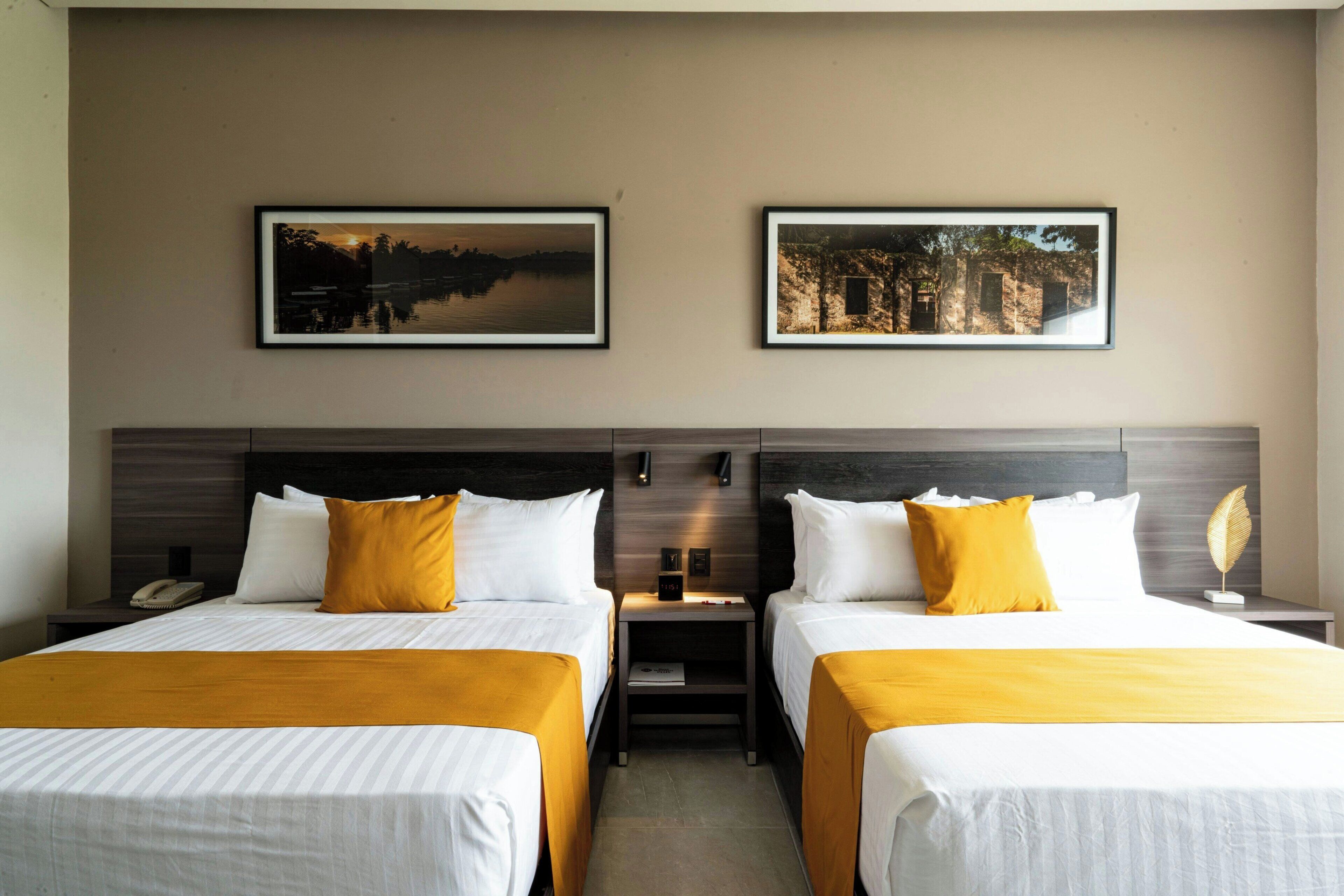 Phòng Tiêu chuẩn, 2 giường cỡ queen (partial view) | Minibar, két bảo mật tại phòng, trang trí khác biệt, bàn 