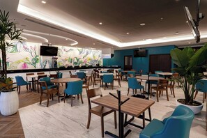 Phục vụ bữa sáng, bữa trưa, bữa tối, nhìn ra hồ bơi 