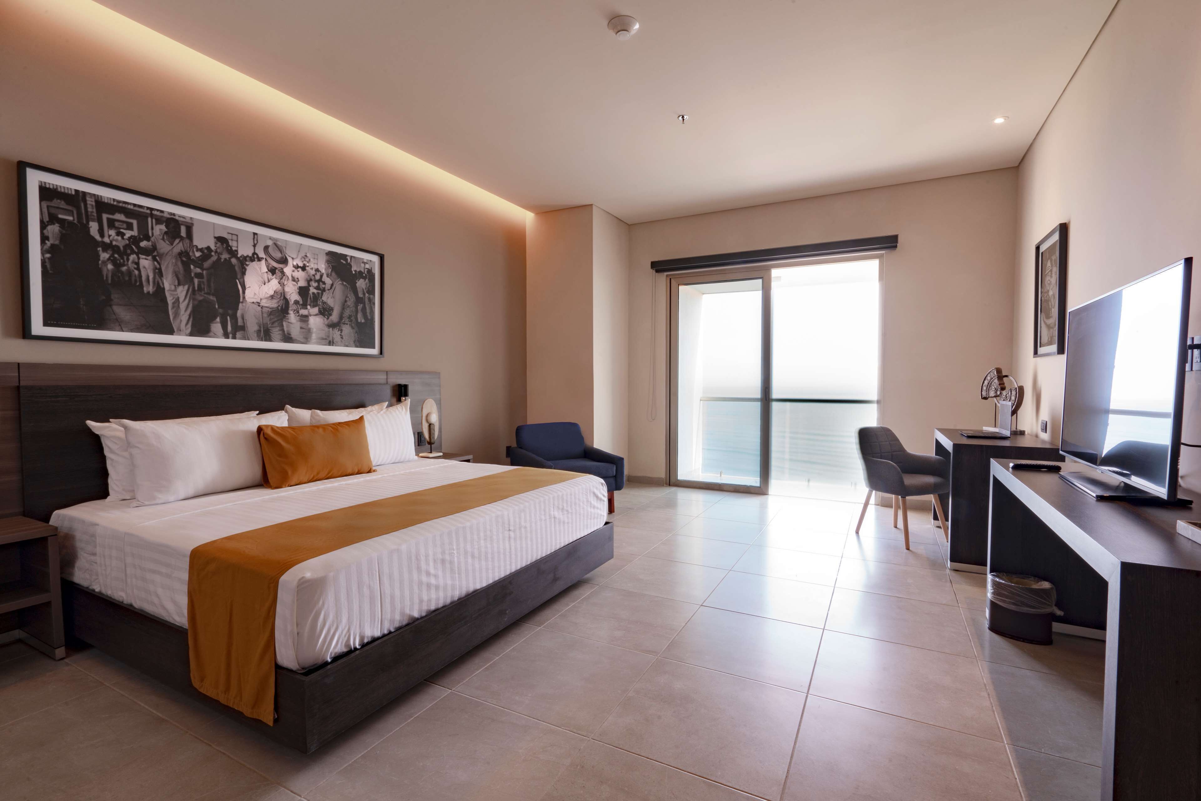 standard room, 1 king bed, non smoking, ocean view | minibar, in-room safe, individually decorated, desk