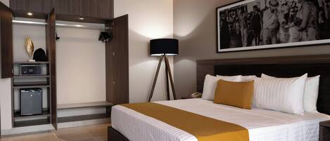 Habitación estándar, 1 cama King size, vista al océano | Minibar, caja de seguridad en la habitación y decoración personalizada