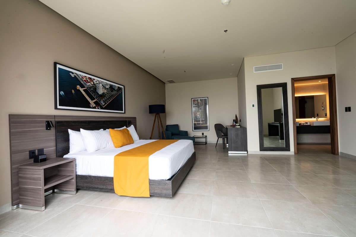 Suite, 1 cama de matrimonio grande, no fumadores, vistas a la montaña parcial al mar | Minibar, caja fuerte, decoración individual y escritorio