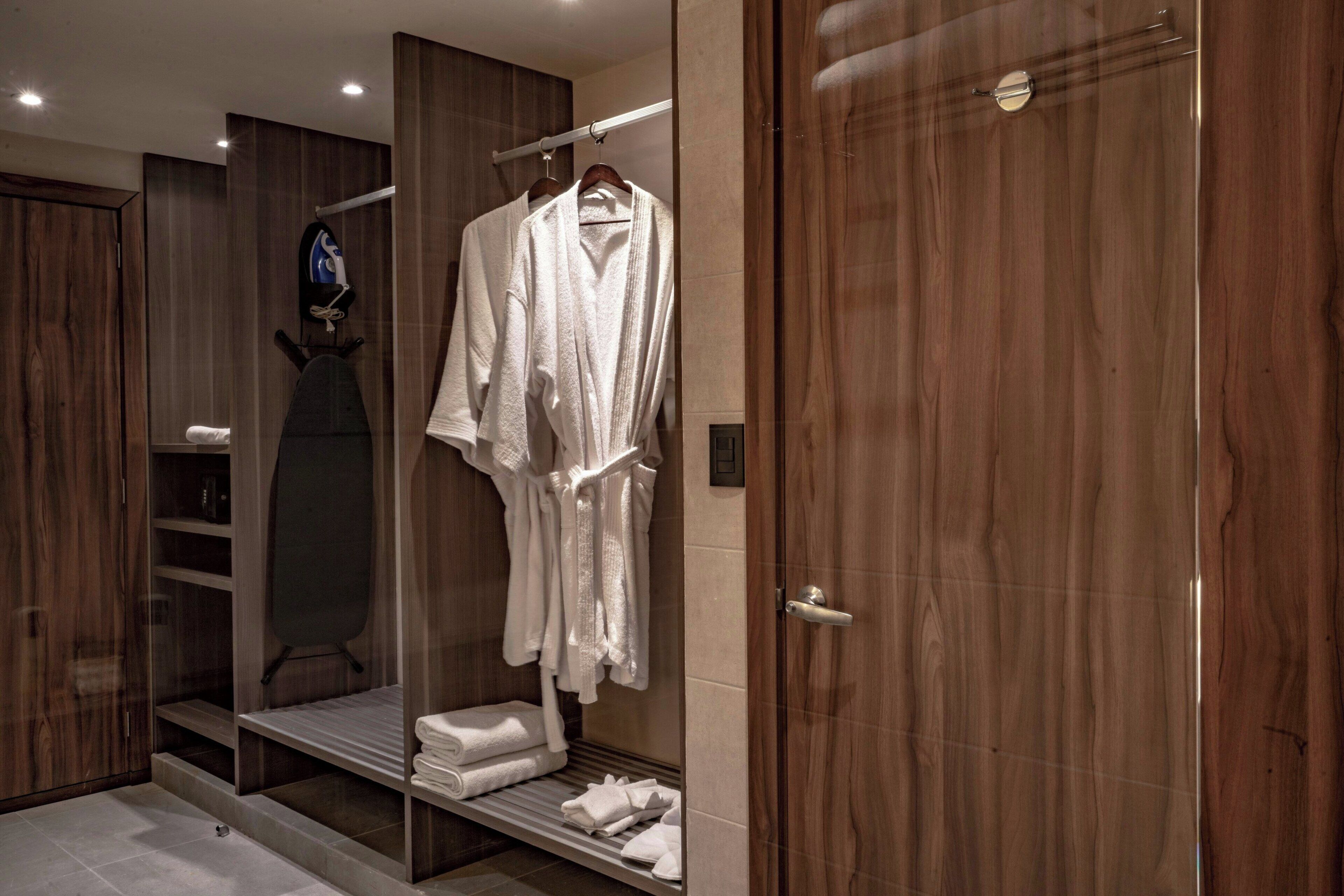 Phòng Suite, 1 giường cỡ king và sofa giường, quang cảnh núi | Minibar, két bảo mật tại phòng, trang trí khác biệt, bàn 