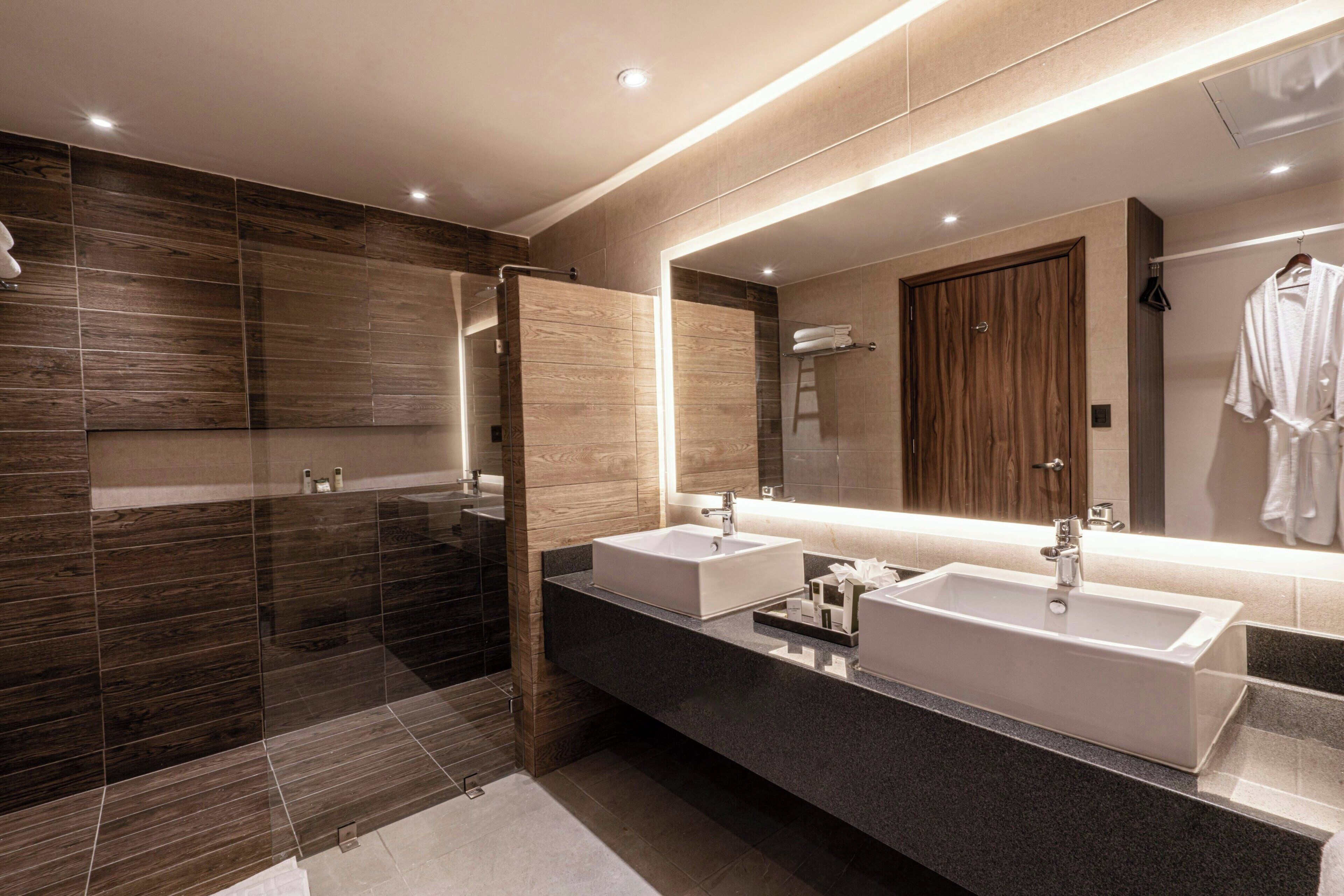 Suite, 1 très grand lit et 1 canapé-lit, vue montagne | Salle de bain | Douche, douche à « effet pluie », sèche-cheveux, peignoirs