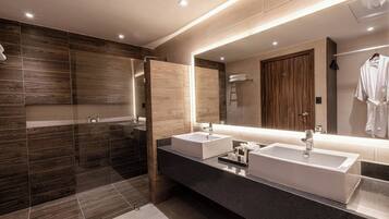 Suite, 1 très grand lit et 1 canapé-lit, vue montagne | Salle de bain | Douche, douche à « effet pluie », sèche-cheveux, peignoirs