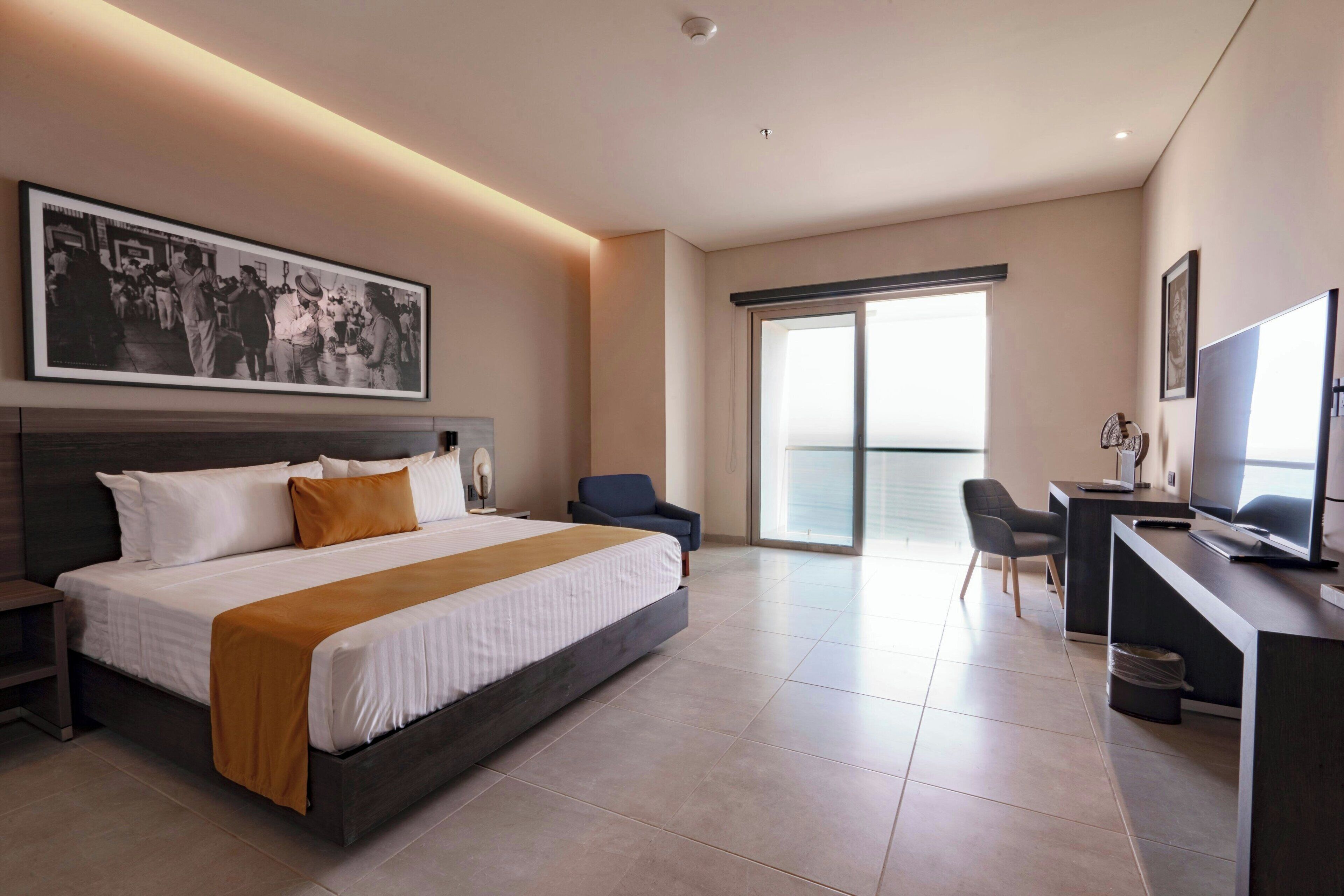 Habitación estándar, 1 cama de matrimonio grande, vistas al mar | Minibar, caja fuerte, decoración individual y escritorio