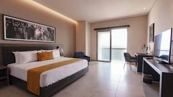 Habitación estándar, 1 cama de matrimonio grande, vistas al mar | Minibar, caja fuerte, decoración individual y escritorio