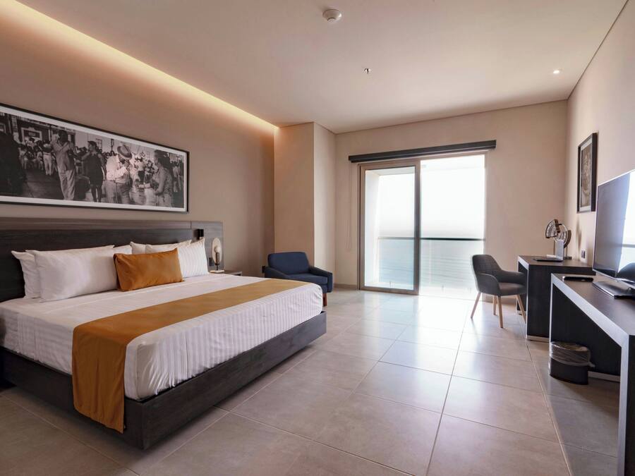 Standard Room, 1 King Bed, Ocean View