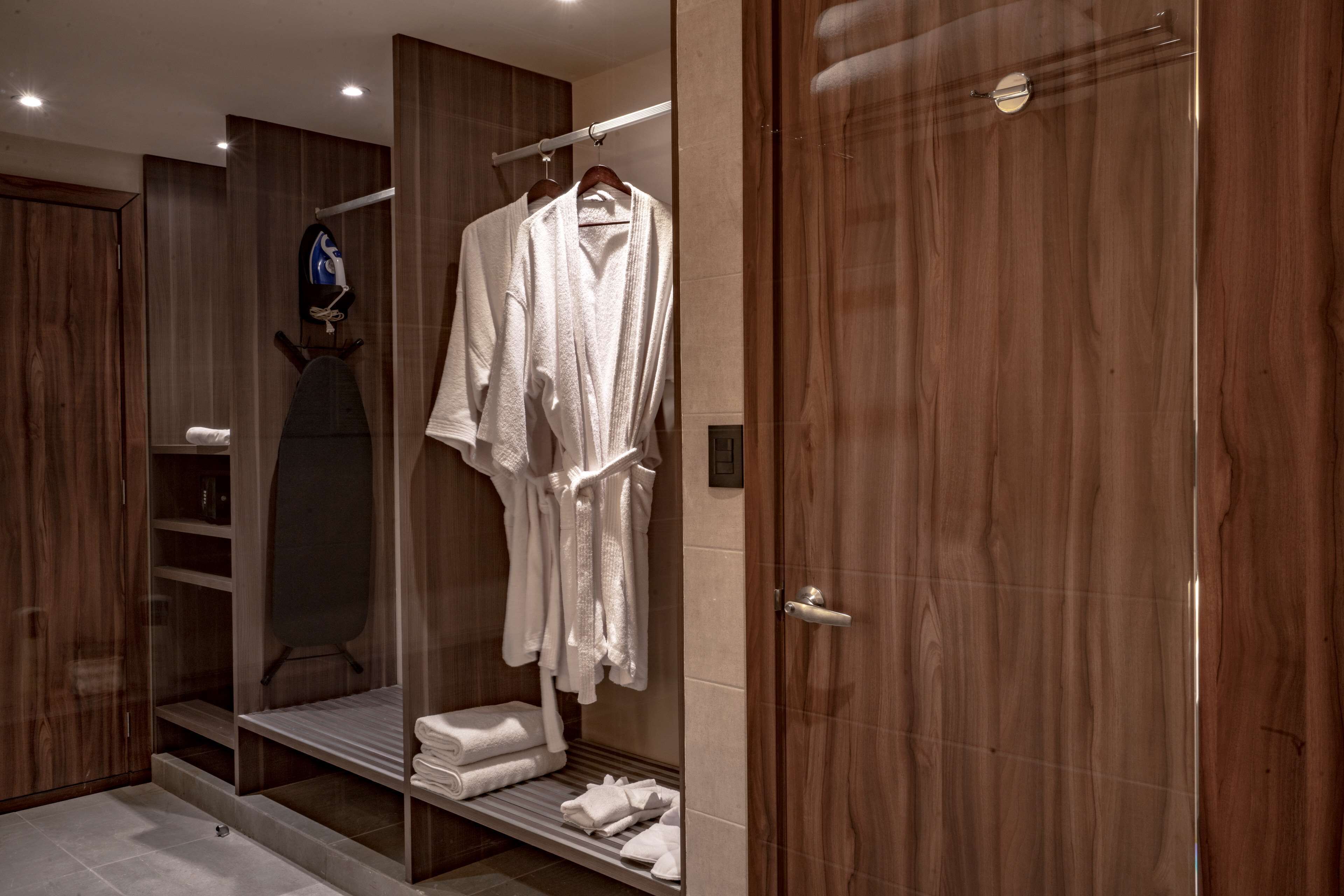 suite, 1 cama de matrimonio grande, no fumadores, vistas a la montaña parcial al mar | room amenity