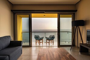 Phòng Suite, 1 giường cỡ king và sofa giường, quang cảnh biển | Minibar, két bảo mật tại phòng, trang trí khác biệt, bàn 