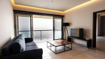 Suite, 1 cama de matrimonio grande con sofá cama, vistas al mar | Minibar, caja fuerte, decoración individual y escritorio