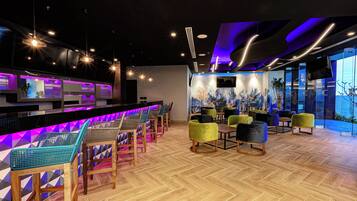 Bar de deportes con vistas a la piscina (abre todos los días)