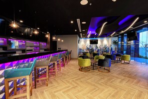 Sports bar, pool views, open daily - Delta Hotels by Marriott Riviera Veracruz (Alvarado)