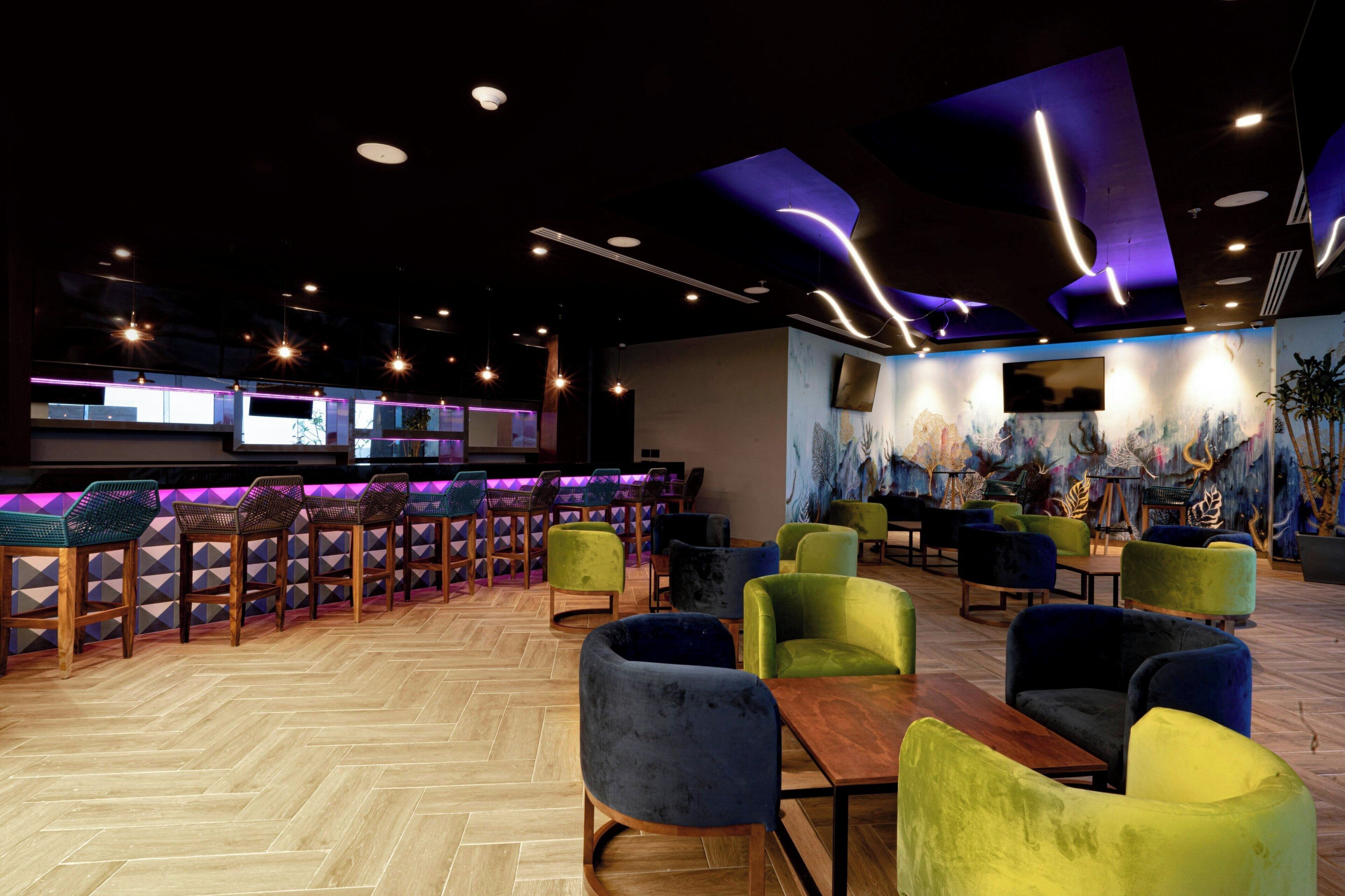 Bar de esportes, vistas para a piscina, aberto todos os dias