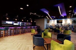 Bar sportif, vue sur la piscine, ouvert tous les jours