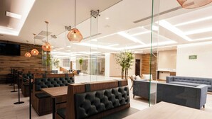 A modern interior with seating areas, a flat-screen TV, and pendant lighting. - Delta Hotels by Marriott Riviera Veracruz (Alvarado)
