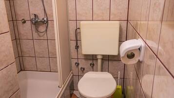 Appartamento, 1 camera da letto, fumatori, patio | Dotazioni del bagno | Doccia