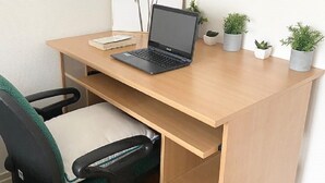 A wooden desk with a laptop, a chair, and several potted plants. - Grand T2 Lumineux Pied du Métro et Centre de Lyon (Villeurbanne)