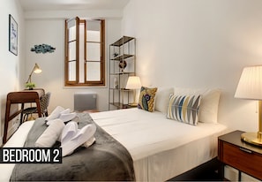 2 chambres, coffres-forts dans les chambres, fer et planche à repasser
