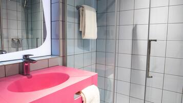 Umweltfreundliche Kosmetikartikel, Haartrockner, Seife, Shampoo