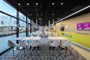 Daily buffet breakfast for a fee - Prize by Radisson, Munich Airport (Hallbergmoos)