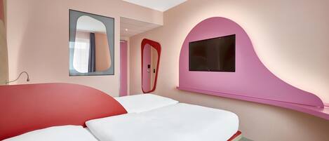 Una habitación de hotel moderna con una cama grande, un televisor montado en la pared y un espejo.