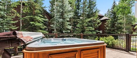 Outdoor spa tub