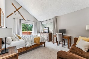 3 bedrooms, desk, free WiFi, bed sheets - Spacious 2bd 2bth+den. Walk to slopes & Main St! (Breckenridge)