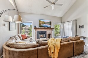 Smart TV, fireplace, DVD player, offices - Spacious 2bd 2bth+den. Walk to slopes & Main St! (Breckenridge)