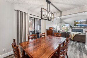 Dining - Spacious 2bd 2bth+den. Walk to slopes & Main St! (Breckenridge)