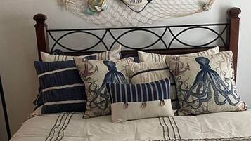 3 makuuhuonetta, tallelokero huoneessa, työpöytä, Wi-Fi