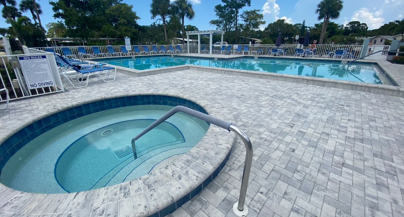 Una piscina al aire libre, una piscina climatizada
