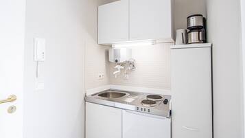 Kühlschrank, Wasserkocher mit Kaffee-/Teezubehör, Toaster