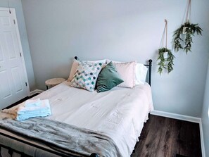 2 bedrooms, iron/ironing board, WiFi, bed sheets