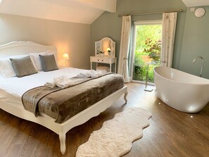 Luxury Cottage, Private Bathroom | 4 bedrooms - Church Barn (Bakewell)