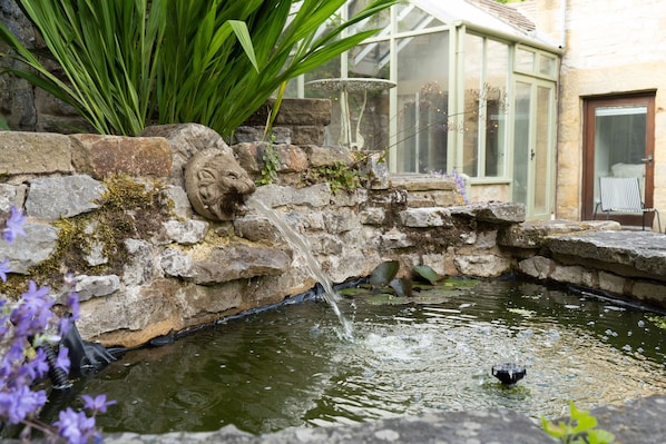 Luxury Cottage, Private Bathroom | Garden