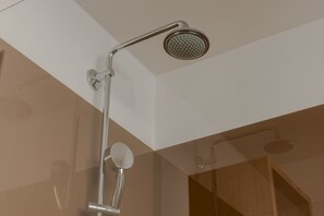Douche, séchoir à cheveux, serviettes fournies