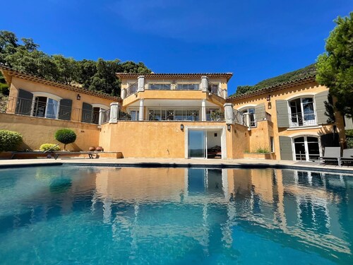 Grande Villa,piscine,clim, vue mer Dans les Hauteurs de Cavalaire