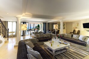 Télévision, table de tennis de table