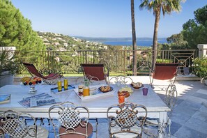 Outdoor dining - Grande Villa,piscine,clim, vue mer Dans les Hauteurs de Cavalaire (Cavalaire-sur-Mer)