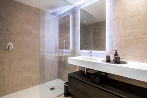 Douche, sèche-cheveux, serviettes fournies