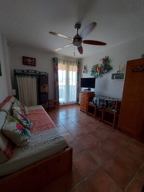 1 habitación, tabla de planchar con plancha, wifi y ropa de cama 